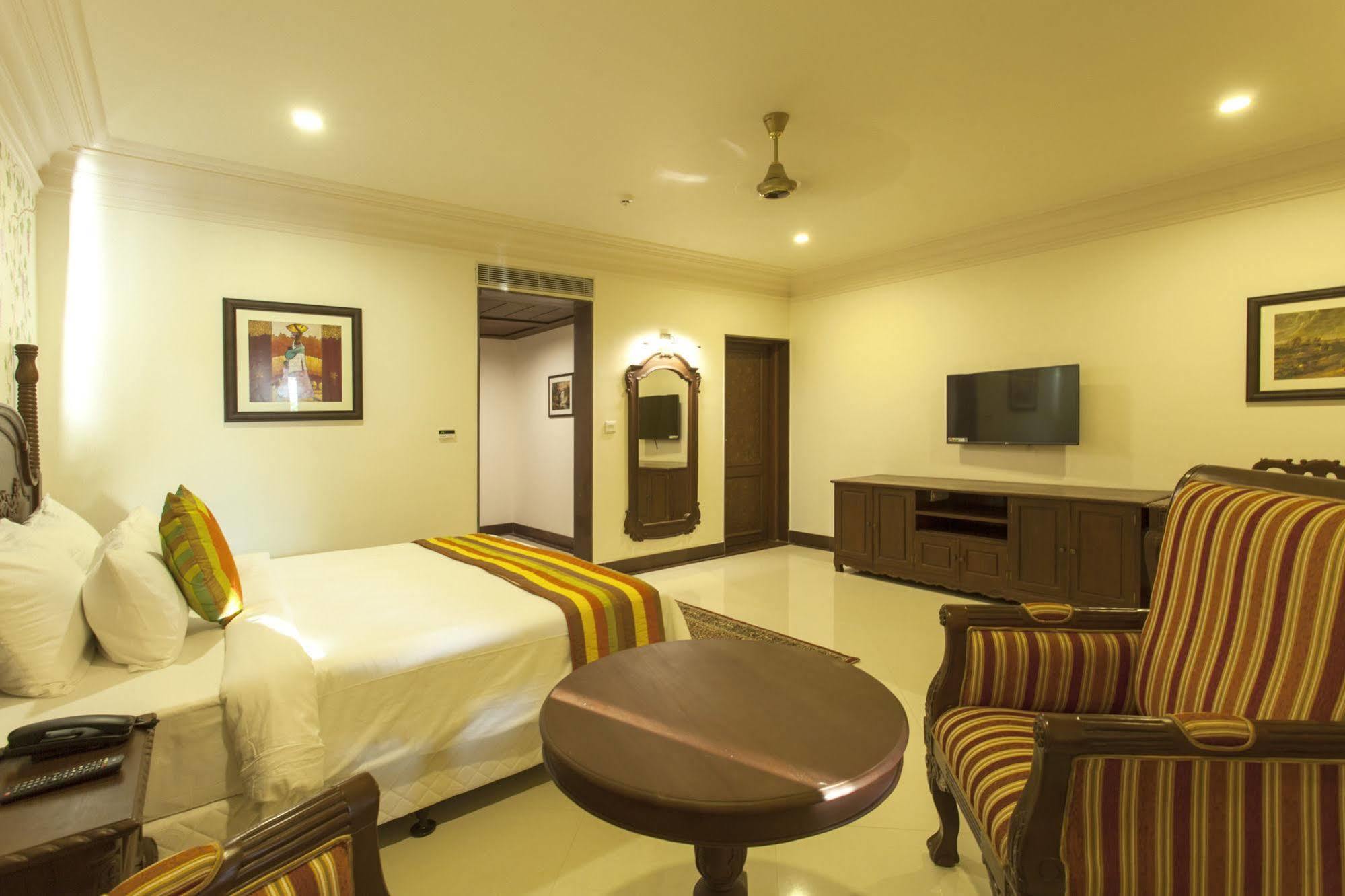 Regency Lagoon Resort Раджкот Экстерьер фото