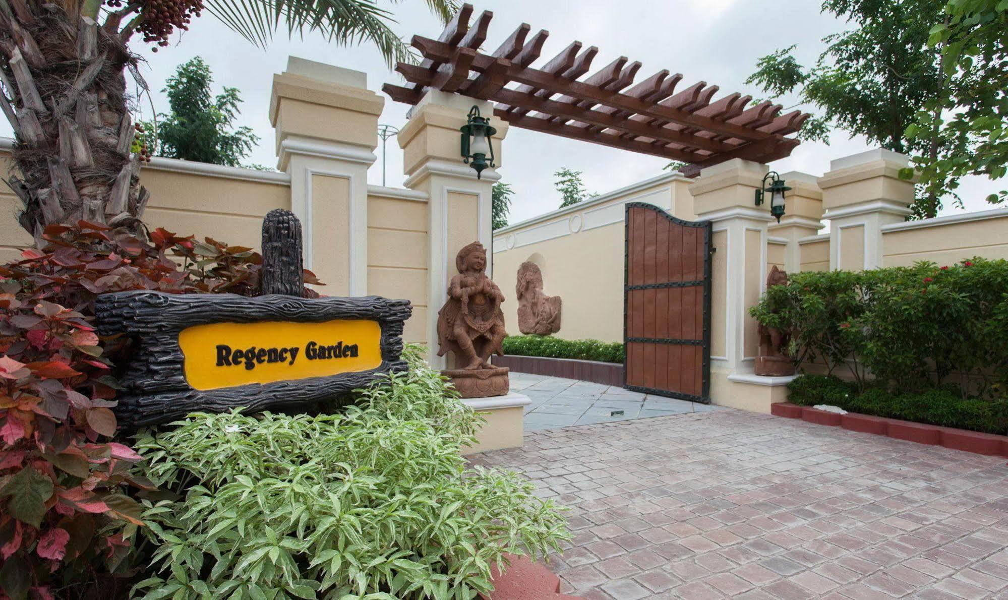 Regency Lagoon Resort Раджкот Экстерьер фото